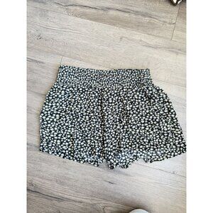 American Eagle Outfitters Black and White Floral Pull On Shorts Medium